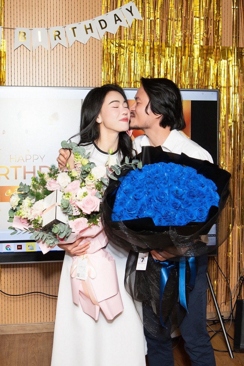 Ngọc Hằng trổ tài ca hát tặng cho CEO trẻ một bài hát lãng mạn. Trên nền nhạc, đạo diễn Hoàng Nhật Nam đã bước ra trong đám đông cùng với một bó hoa tặng vợ. Cặp đôi không ngại trao cho nhau những cử chỉ thân mật trong buổi tiệc.