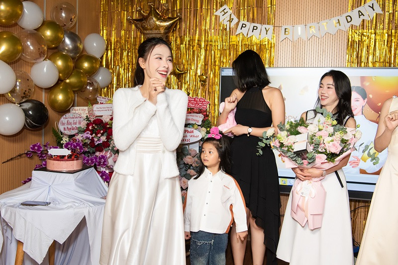 Ngọc Hằng cùng các nhân viên của CEO cũng góp vui trong buổi tiệc bằng một bài nhảy đồng diễn.