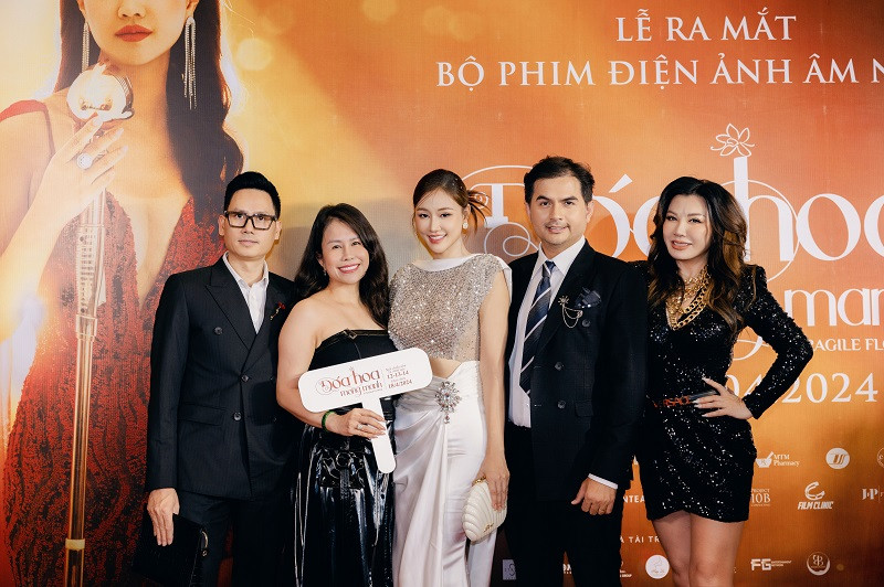 Trong dàn diễn viên, bên cạnh một số gương mặt quen thuộc của Việt Nam như: Maya, Quốc Cường, Mai Thu Huyền… đa phần đều là những nghệ sĩ Việt kiều, bao gồm cả diễn viên chuyên nghiệp và không chuyên như: danh ca Nhật Hạ, Trizzie Phương Trinh, Baggio Saetti, Đức Tiến, Nguyễn Anh Dũng, Khánh Hoàng, Jacky Tài, Mai Thu Trang, Lâm Tuyết Trang, Hồ Xuân Đào, Kiều Diễm, Nina Rose, Jack BL, Jacqueline Thu Thảo, Emily Lê Trần, Thiện Ngô, Nghĩa Lê…