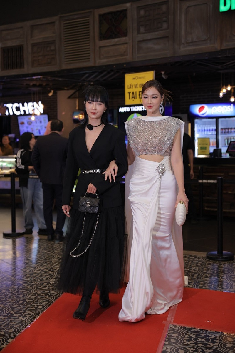 Diễn viên Maya và Hoa hậu biển Vũ Ngọc Diệp tại sự kiện. Trong phim, Maya đảm nhận vai nữ chính ca sĩ Thạch Thảo.