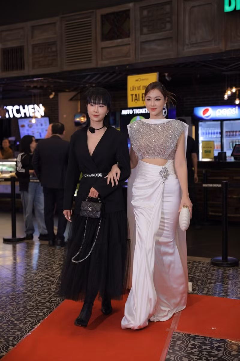 Diễn viên Maya và Hoa hậu biển Vũ Ngọc Diệp tại sự kiện. Trong phim, Maya đảm nhận vai nữ chính ca sĩ Thạch Thảo.