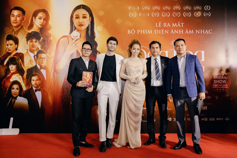 “Đóa hoa mong manh – A Fragile Flower” là bộ phim điện ảnh âm nhạc với bối cảnh hoàn toàn được quay tại nước Mỹ. Chuyện phim được lấy cảm hứng từ cuộc đời có thật của nữ danh ca nổi tiếng tại hải ngoại. Thông qua mối quan hệ giữa các nhân vật, bộ phim phần nào phản ánh đời sống thu nhỏ của những nghệ sĩ gốc Việt tại hải ngoại, cũng như những người Việt thành công trên đất Mỹ.