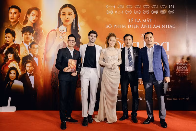 “Đóa hoa mong manh – A Fragile Flower” là bộ phim điện ảnh âm nhạc với bối cảnh hoàn toàn được quay tại nước Mỹ. Chuyện phim được lấy cảm hứng từ cuộc đời có thật của nữ danh ca nổi tiếng tại hải ngoại. Thông qua mối quan hệ giữa các nhân vật, bộ phim phần nào phản ánh đời sống thu nhỏ của những nghệ sĩ gốc Việt tại hải ngoại, cũng như những người Việt thành công trên đất Mỹ.