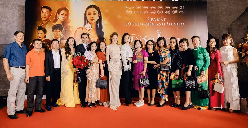 Ngay sau khi phát hành tại Việt Nam, “Đoá hoa mong manh" sẽ được khởi chiếu tại 90 cụm rạp ở Ấn Độ từ ngày 31/5.