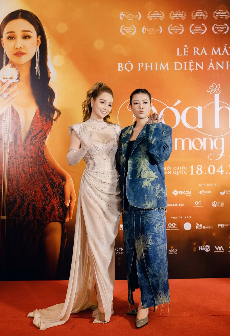 Diễn viên Thanh Hương đến chúc mừng đạo diễn Mai Thu Huyền.