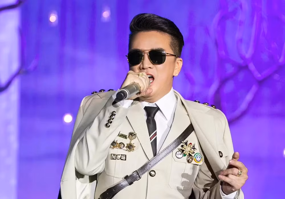 Co hoi dong duyet trang phuc cua Dam Vinh Hung trong liveshow tai HN