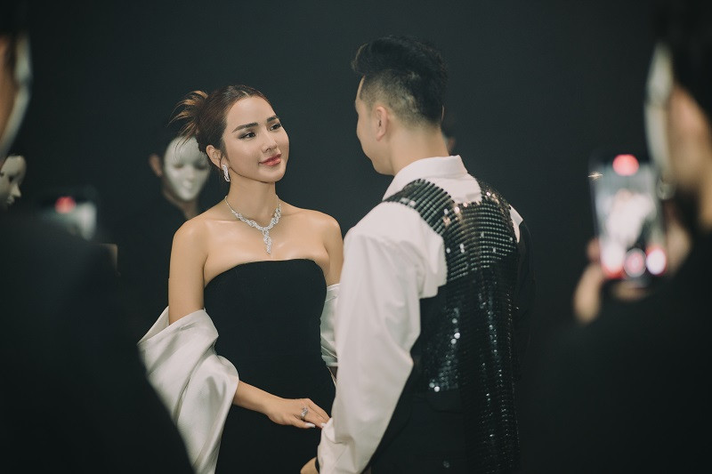 Vo sieu mau xuat hien xinh dep trong MV cua Ung Hoang Phuc-Hinh-5