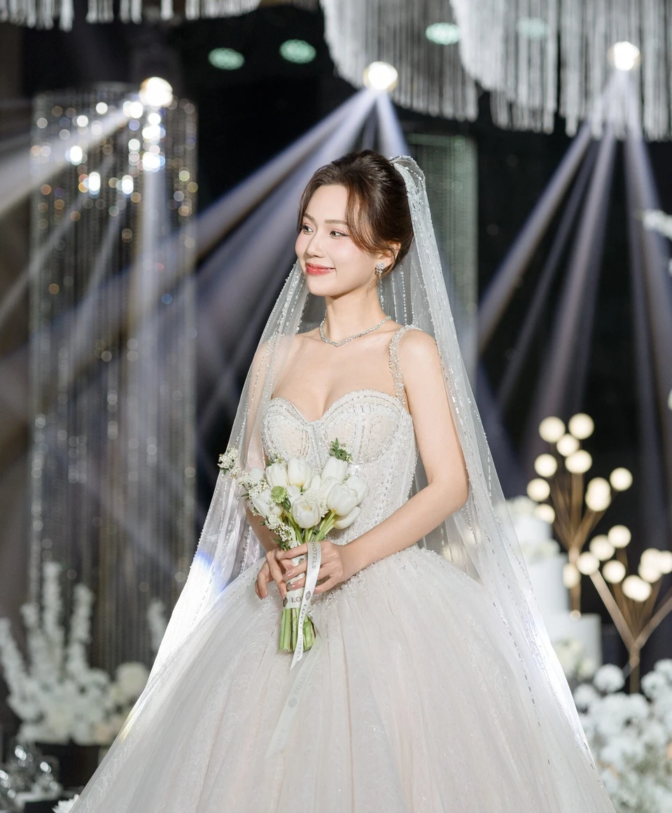 Tối 8/3, hôn lễ của diễn viên Ngọc Anh và Minh Chiến diễn ra tại Hà Nội. Không gian lễ cưới được trang hoàng lộng lẫy với nhiều hoa tươi. Cô dâu diện đầm cưới được thiết kế riêng của NTK Jennie Vũ.