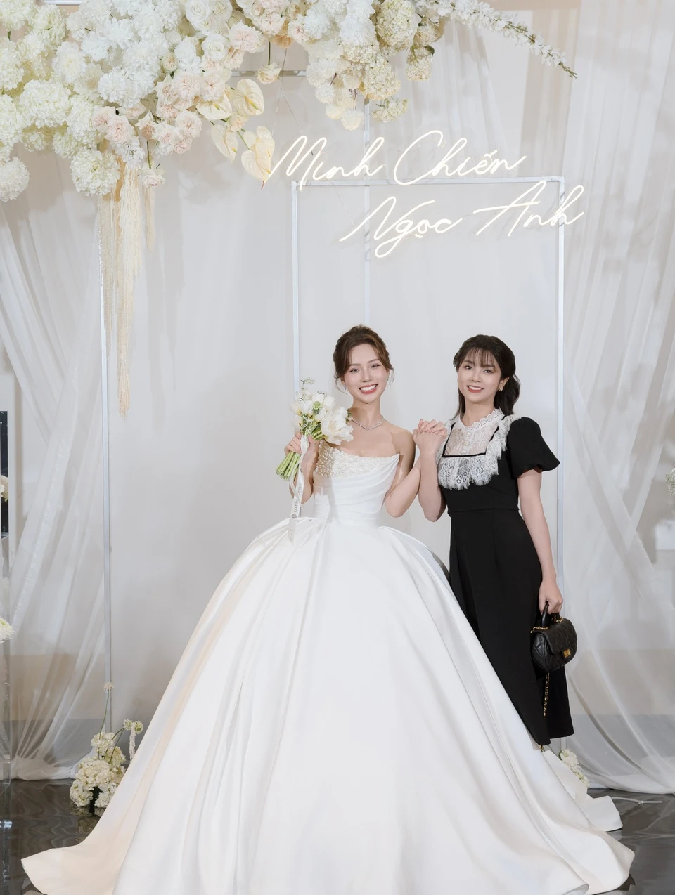 Diễn viên Ngô Lệ Quyên đóng chung cùng Ngọc Anh trong bộ phim Phố trong làng. Khách đến tham gia lễ cưới diện trang phục trang nhã, với tông màu chủ đạo là đen, đỏ hoặc nude.