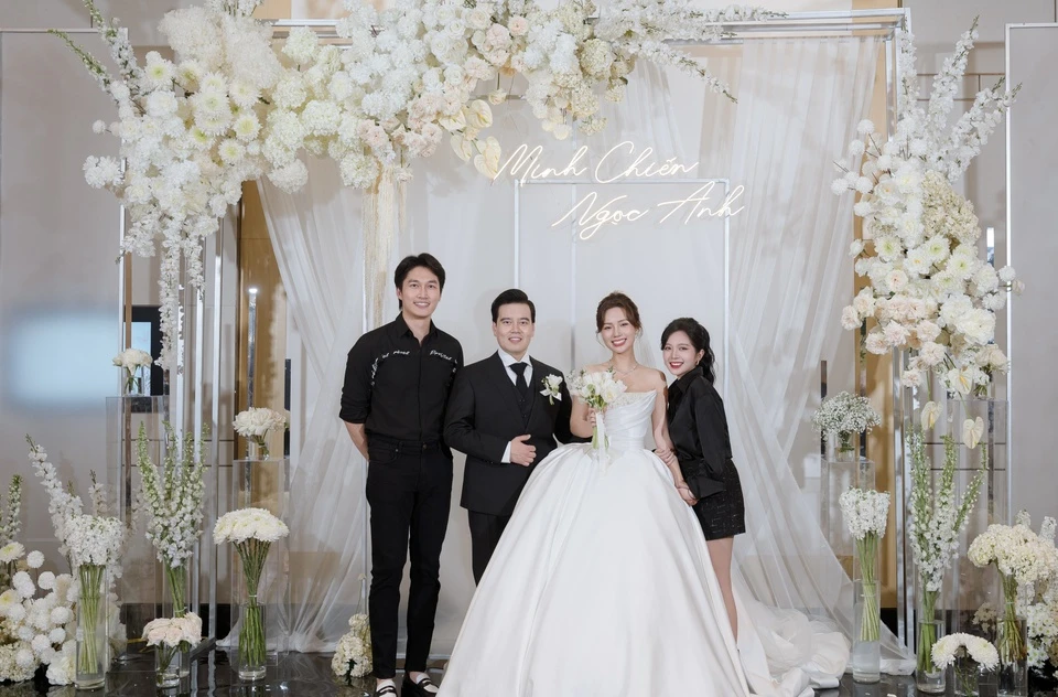 Khi đón khách, cô dâu diện đầm thứ hai với kiểu dáng cúp ngực. Hôn lễ của diễn viên có sự góp mặt của gia đình hai bên, bạn bè. Diễn viên Đình Tú, Ngọc Huyền đến chúc phúc đồng nghiệp. Cả hai diện trang phục có tông màu đen.