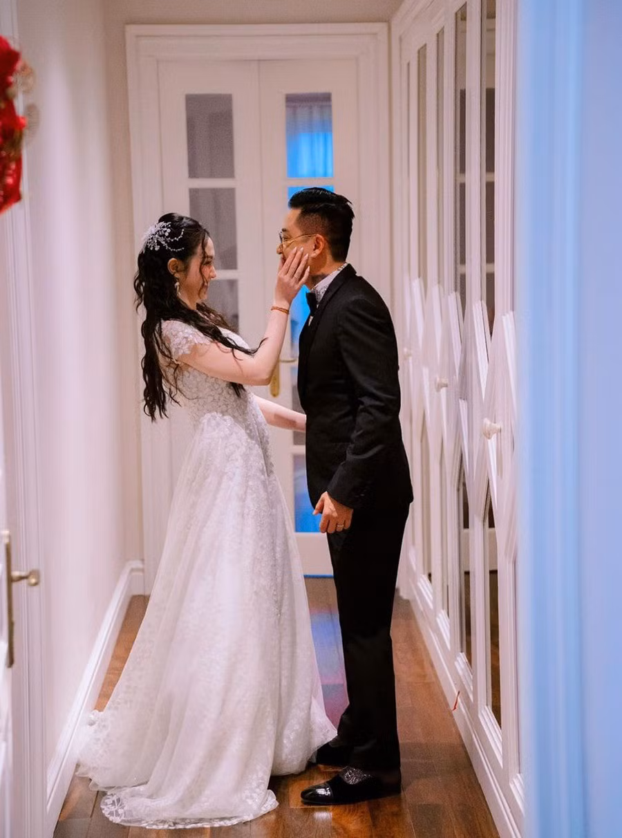 Tuấn Hưng nói mỗi lúc mệt mỏi chỉ cần ngắm bức ảnh được vợ nựng má sẽ thấy khỏe khoắn,