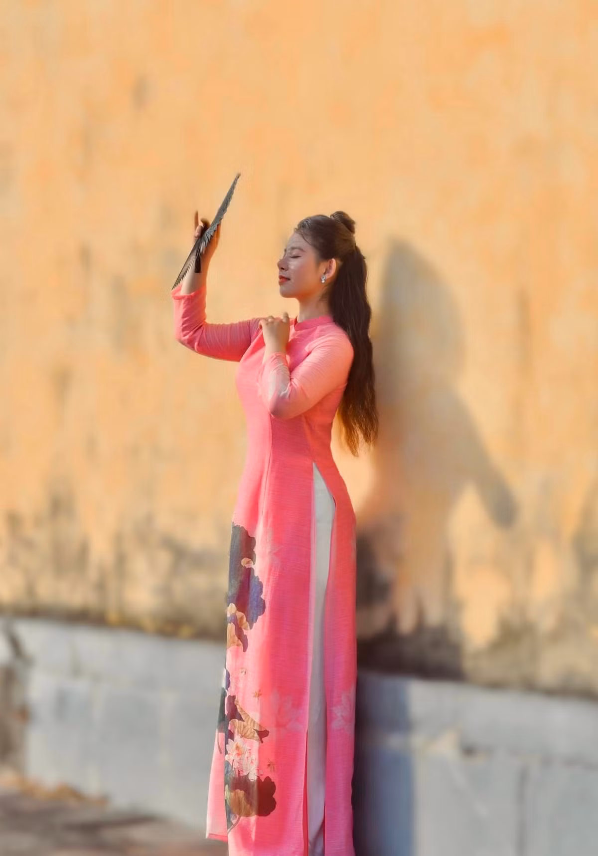 Thái Phương - con gái nghệ sĩ Thanh Thanh Hiền duyên dáng với áo dài.