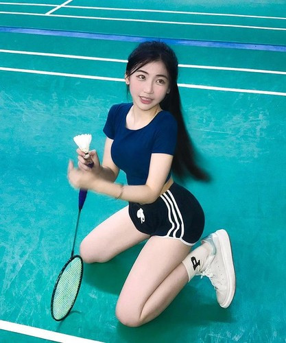 Ở Quân Văn, mọi người dễ dàng nhận ra khí chất vừa thanh thuần trong sáng lại vừa gợi cảm, quyến rũ.