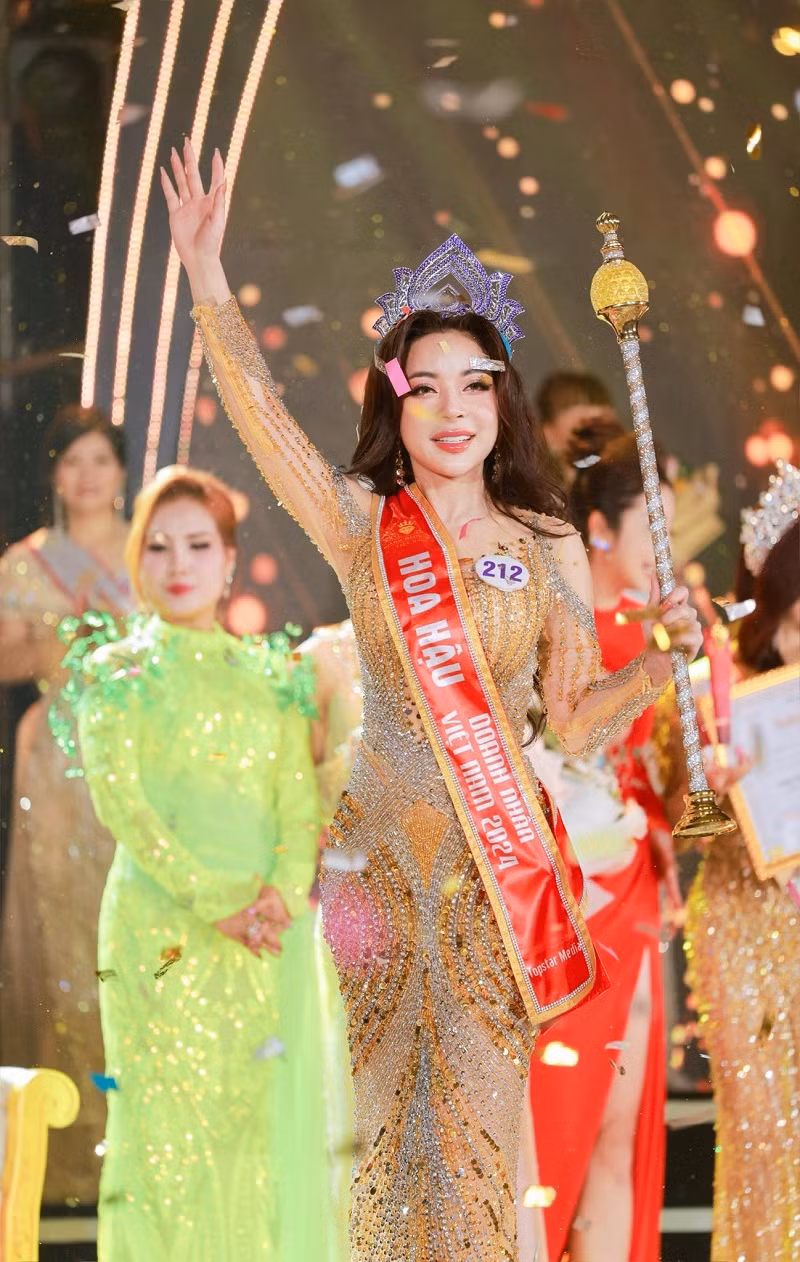 Pham Le Thu Hien dang quang Hoa hau Doanh nhan Viet Nam 2024