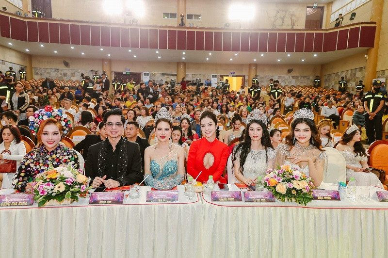 Pham Le Thu Hien dang quang Hoa hau Doanh nhan Viet Nam 2024-Hinh-6