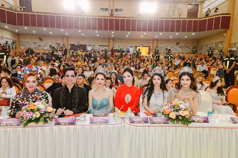 Pham Le Thu Hien dang quang Hoa hau Doanh nhan Viet Nam 2024-Hinh-6