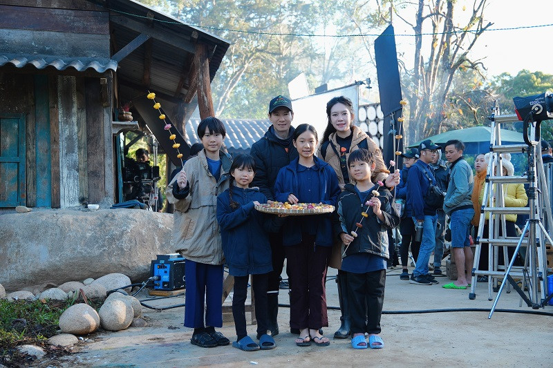 Trong khi đó, cậu út Mio và chị Cherry từng có vai khách mời nho nhỏ với mẹ Minh Hà trong Lật mặt 4: Nhà có khách. Cherry cũng tham gia nhiều dự án của bố như Lật mặt, Lật mặt 4: Nhà có khách và mới đây nhất là Lật mặt 6: Tấm vé định mệnh, Cherry cùng em gái Sunny bán vé số trong phim và gây bất ngờ với diễn xuất tự nhiên, thuyết phục.