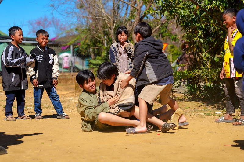 Có phân đoạn các bé đánh nhau với bạn bè ở sân trường, khiến mẹ lo sốt vó.