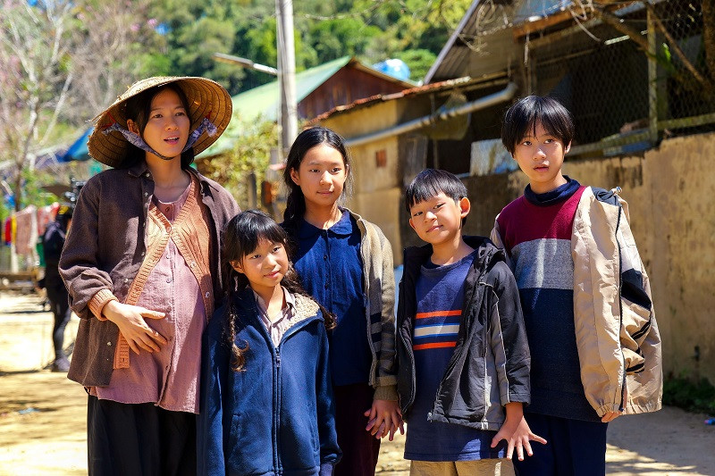 Lý Hải cũng hài hước cho biết các con của mình ngoài đời có cuộc sống hạnh phúc, ấm no nhưng lên phim toàn đóng các vai ngược lại. Hết bán vé số ở Lật mặt 6, giờ đây khi sang phần 7 cả 4 bé đều vào vai nhân vật kham khổ, sống cùng mẹ đơn thân ở vùng cao hẻo lánh, thiếu thốn điều kiện.