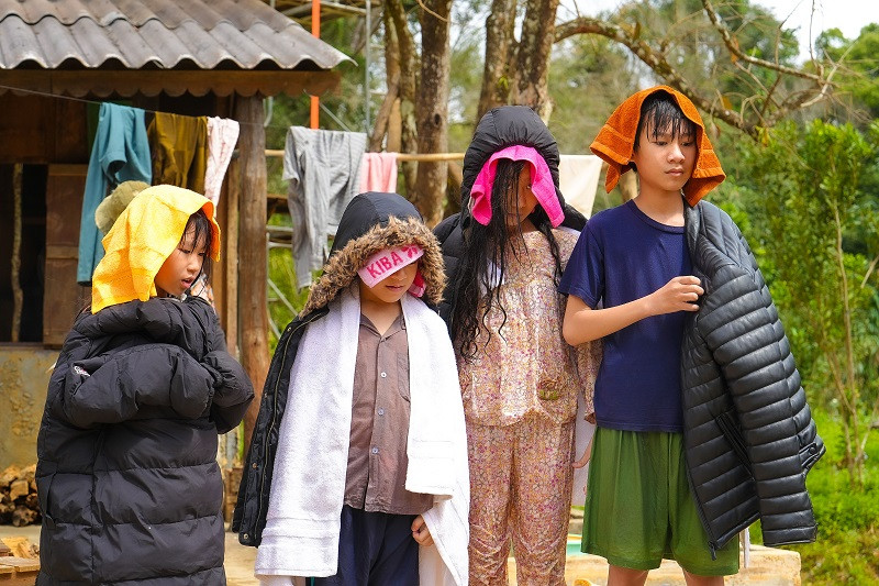 Trước đó, anh hai Rio từng tham gia 2 phần đầu là Lật mặt và Lật mặt 2: Phim trường, dù không có thoại nhưng vẫn gây chú ý vì đáng yêu và duyên dáng.