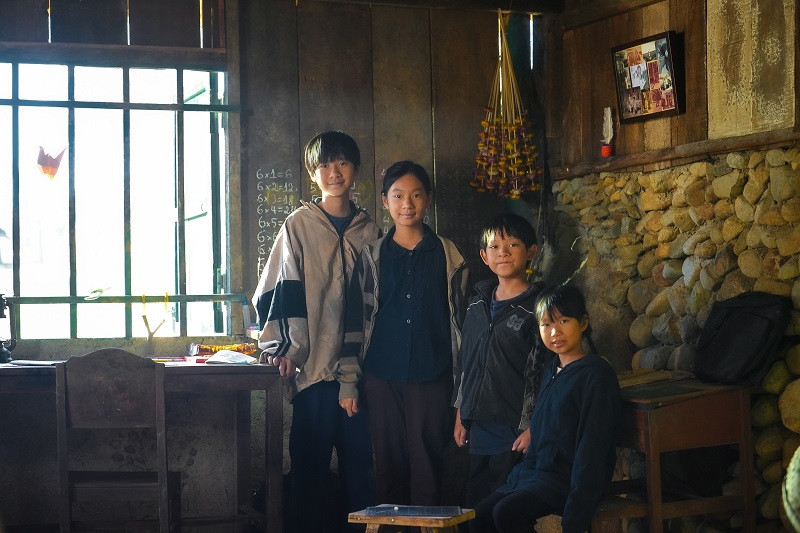 Nhờ diễn xuất tự nhiên và đã có kinh nghiệm gắn bó cùng bố trên phim trường, cả 4 bé đều vượt qua thử thách.