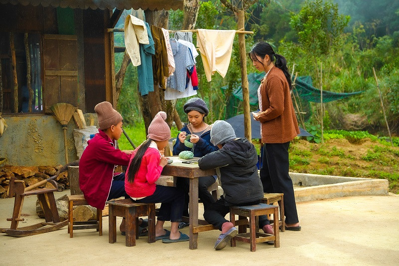 Sang cảnh tiếp theo, 4 bé ngồi cùng mẹ tại bàn ăn. Khi nghe mẹ hỏi: “Sau này ai nuôi mẹ?”, tất cả đều giơ tay xung phong và tranh nhau vô cùng hào hứng.