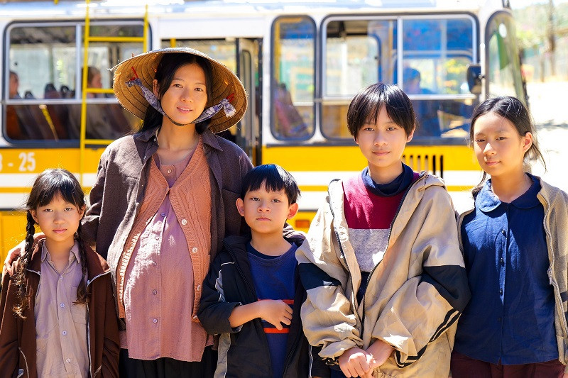 Mặc dù vậy, các bé chưa bao giờ than thở hay “mè nheo” với bố mẹ, làm việc nghiêm túc và nhập tâm không thua gì các diễn viên chuyên nghiệp.