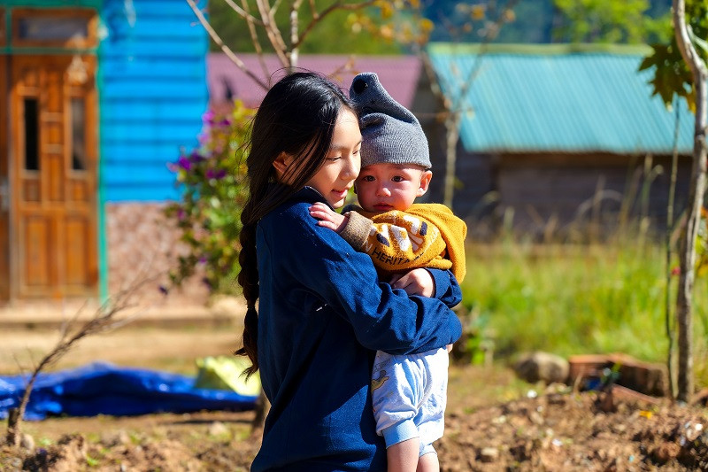Ngoài ra, lúc trước các bé đóng phim thường chỉ xuất hiện chớp nhoáng trong vài phút ngắn ngủi. Tuy nhiên trong các phần gần đây, thời lượng của các bé được tăng lên, có nhiều thoại và khoảnh khắc cảm xúc hơn, thể hiện sự tiến bộ vượt bậc của các bé sau nhiều năm gắn bó cùng bố trên phim trường. Trên set quay Lật mặt 7, cả 4 bé đều diễn một phát ăn ngay, gần như không phải quay nhiều lần.