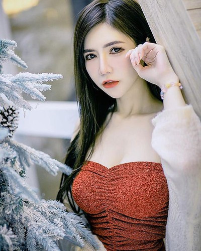 Qua những hình ảnh có thể thấy, trang phục của hot girl thường có những đường cắt xẻ táo bạo, nếu không khoe eo thon cũng khoe được ngực khủng.