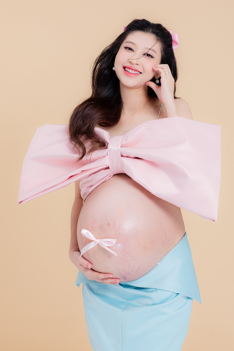 Kim Chi cho biết vì đã thân quen với gia đình chồng từ lâu nên cô luôn coi mẹ chồng như mẹ ruột và cô cũng nhận được sự chăm sóc, yêu thương từ bà. Chính vì vậy, cô không có bất kỳ áp lực nào khi làm dâu mà ngược lại Kim Chi và mẹ chồng y hệt như hai người bạn.