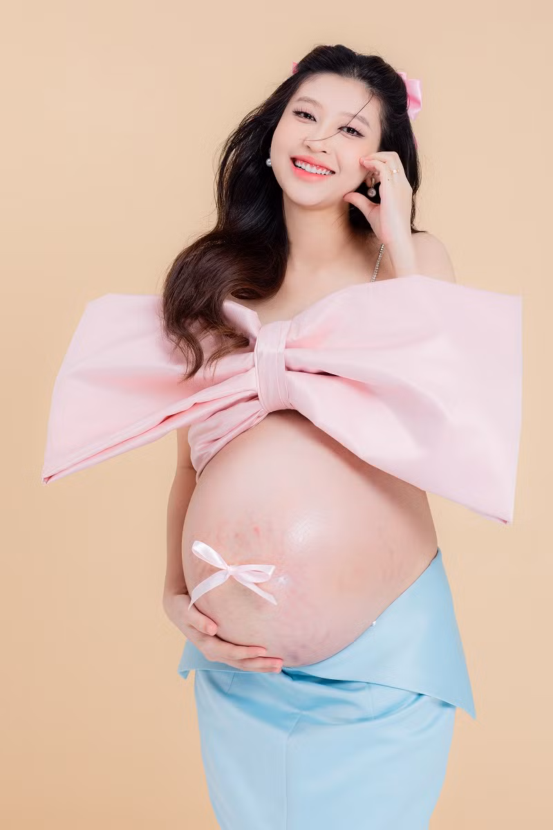 Kim Chi cho biết vì đã thân quen với gia đình chồng từ lâu nên cô luôn coi mẹ chồng như mẹ ruột và cô cũng nhận được sự chăm sóc, yêu thương từ bà. Chính vì vậy, cô không có bất kỳ áp lực nào khi làm dâu mà ngược lại Kim Chi và mẹ chồng y hệt như hai người bạn.