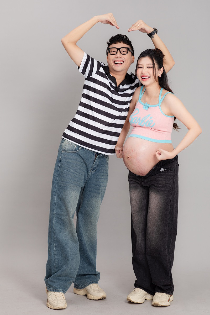 Lần đầu làm mẹ, nữ diễn viên có chút hồi hộp song được mẹ chồng và mẹ ruột ở bên nên Kim Chi hoàn toàn an tâm để chờ đợi giấy phút được gặp thiên thần nhỏ của mình.