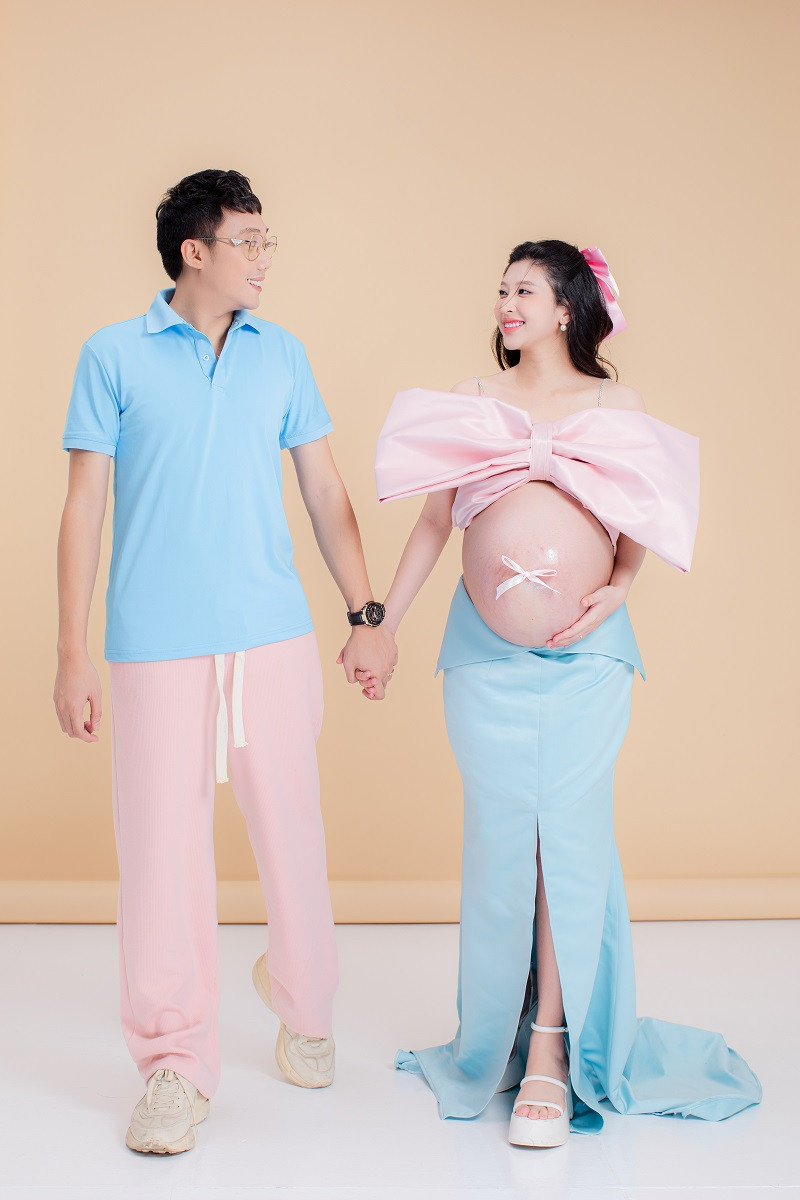 Trước đó, tháng 5/2023, Gino Tống – Kim Chi chính thức tổ chức lễ ăn hỏi tại Bến Tre với sự chứng kiến của đồng nghiệp và hai bên gia đình. Đây là cái kết viên mãn cho mối tình 7 năm đi qua hơn 200 tập của series “Phim cấp 3 - Học đường nổi loạn”.