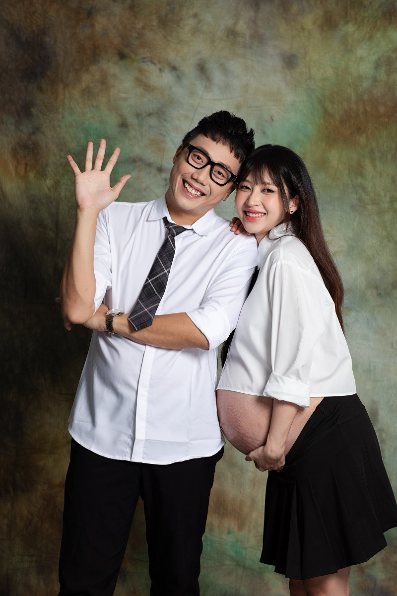 Dù ở tháng cuối thai kỳ nhưng Kim Chi vẫn toát lên nét xinh đẹp, quyến rũ. Cô cho biết mình chỉ hơi khó khăn, nặng nề một xíu khi đi lại nhưng đang rất hạnh phúc và nôn nao sắp được chào đón thành viên mới của gia đình.