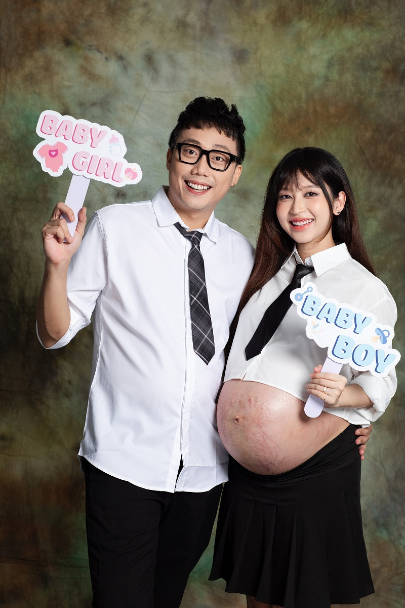 Gino Tống chia sẻ: “Vậy là hành trình yêu nhau 7 năm nay của tụi mình đã có thêm một cột mốc mới. Mình thực sự cảm ơn vợ vì đã vất vả mang bầu, chịu đựng ốm nghén mà lúc nào Chi cũng vui vẻ, lạc quan, còn livestream làm việc hằng ngày không chịu nghỉ. Tụi mình đang chờ con ra đời và 3 năm nữa con sẽ cùng bước vào lễ đường ăn cưới ba mẹ”.