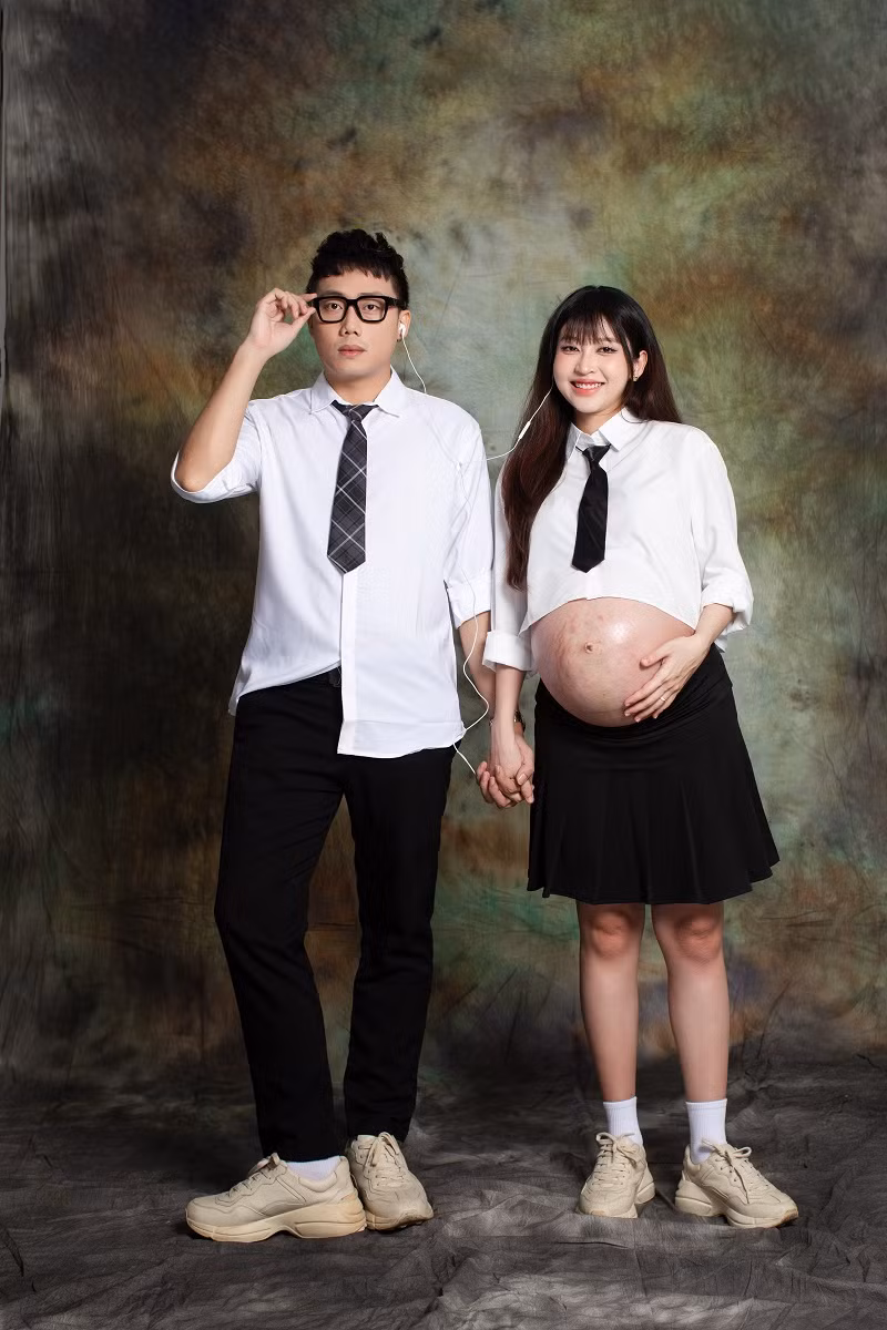 Cặp đôi đã có những khoảnh khắc tuyệt đẹp, gương mặt rạng rỡ ánh lên niềm hạnh phúc khi lần đầu làm cha mẹ.