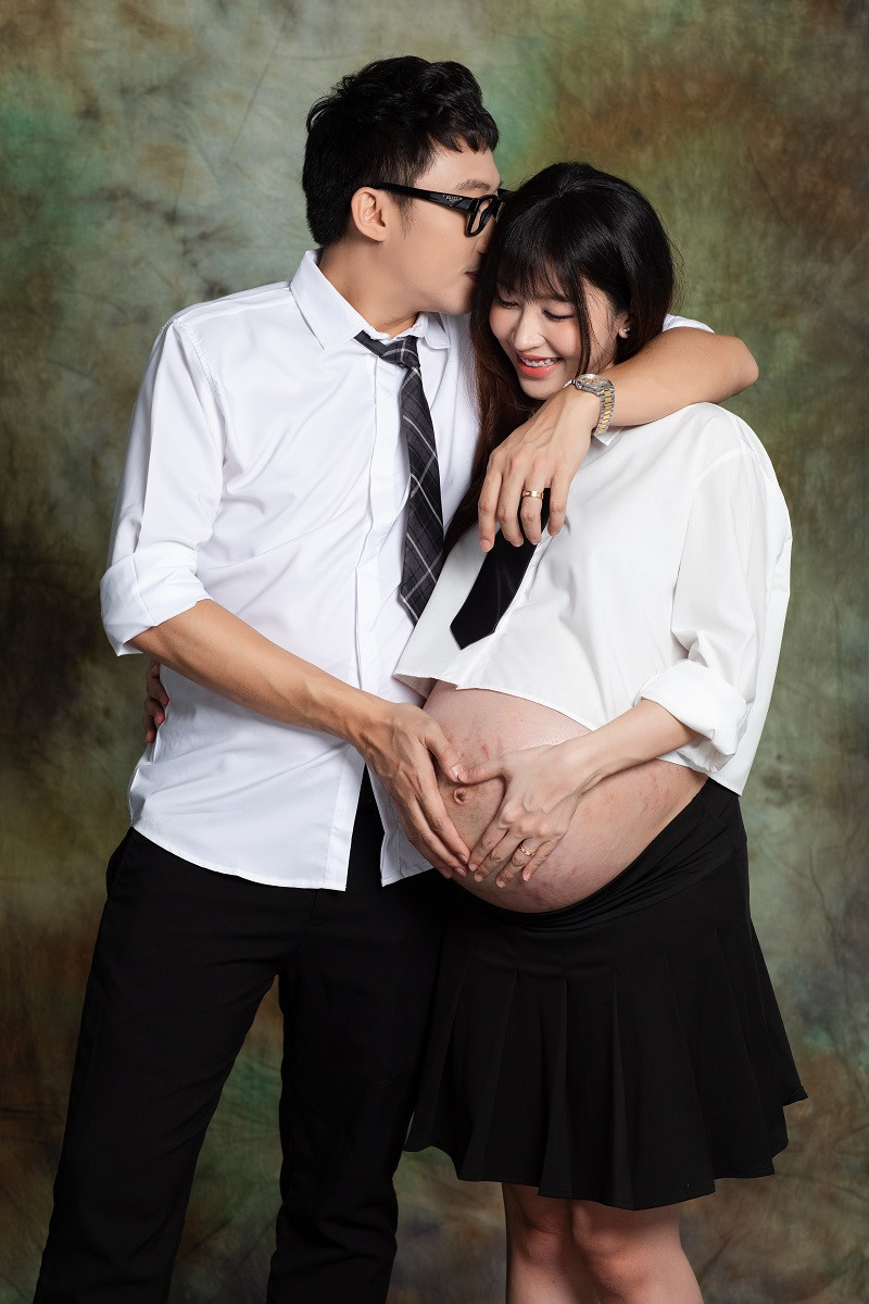 Bộ ảnh của Gino Tống - Kim Chi được thực hiện với 3 ý tưởng khác nhau từ “học đường nổi loạn” như series phim mà hai vợ chồng từng đóng cho tới những khoảnh khắc ngọt ngào.