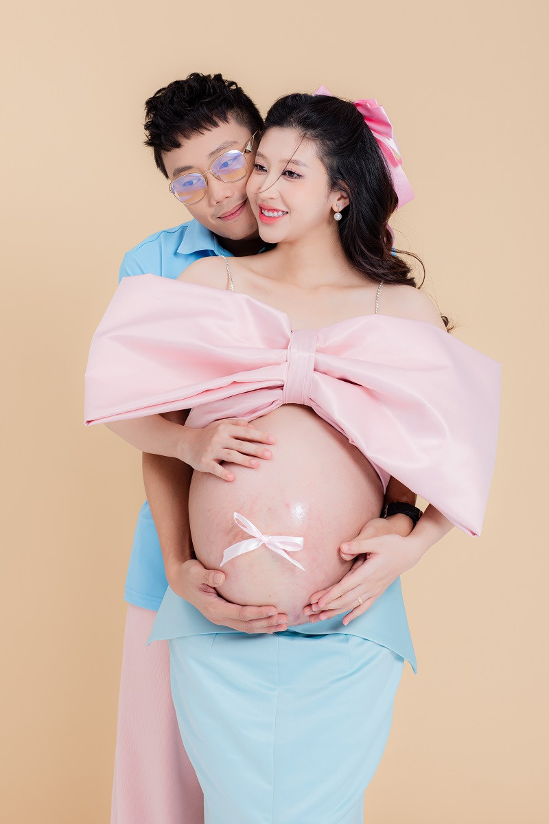 Chia sẻ về dự định quay lại showbiz, Kim Chi bày tỏ, hiện tại con cái là ưu tiên 100%. "Chi muốn tập trung chăm sóc và nuôi dạy con thật tốt, được lớn lên cùng con và chứng kiến mọi giấy phút trưởng thành của em bé. Khi nào em bé cứng cáp rồi thì nếu còn duyên, Chi sẽ trở lại tham gia phim ảnh".