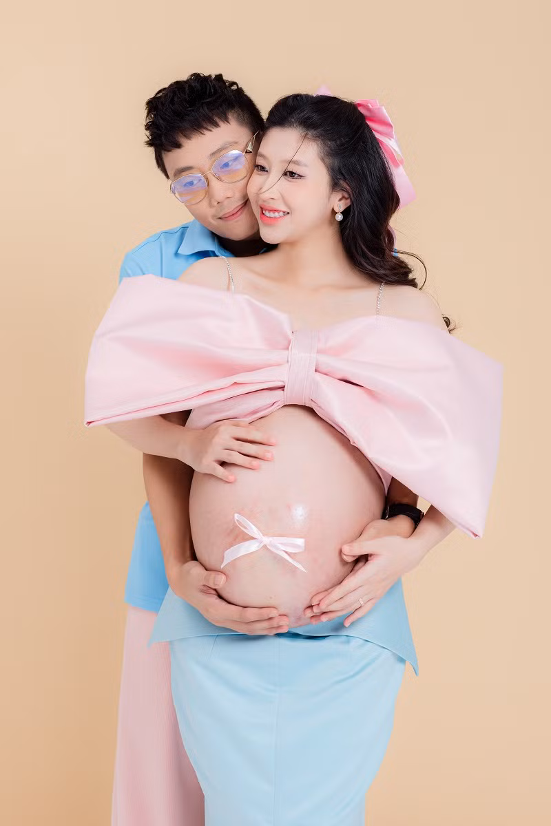 Chia sẻ về dự định quay lại showbiz, Kim Chi bày tỏ, hiện tại con cái là ưu tiên 100%. "Chi muốn tập trung chăm sóc và nuôi dạy con thật tốt, được lớn lên cùng con và chứng kiến mọi giấy phút trưởng thành của em bé. Khi nào em bé cứng cáp rồi thì nếu còn duyên, Chi sẽ trở lại tham gia phim ảnh".