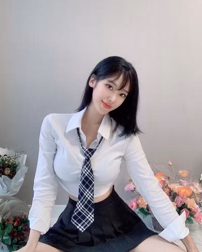 Khi không mặc đồ tập, nhan sắc của Park Hyun-yi không ngừng thăng hạng, cô nàng mặc đồ gì cũng vô cùng thu hút.