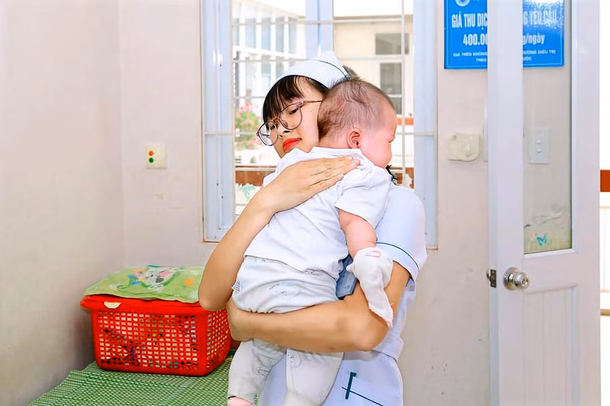 Nu dieu duong ke giay phut cuu em be so sinh bi sac sua