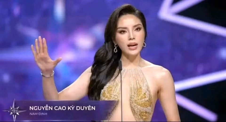 Kỳ Duyên tự tin trả lời: “Vẻ đẹp của cô gái không thể hoàn toàn đại diện cho cả một đất nước, nhưng câu chuyện của cô ấy có thể truyền cảm ứng cho tất cả mọi người. 10 năm trước, em vừa đăng quang cuộc thi Hoa hậu Việt Nam và đến bây giờ 10 năm sau, em đã dùng toàn bộ sự can đảm và dũng cảm của mình để mong muốn thực hiện lý tưởng của mình hô vang hai tiếng Việt Nam trên đấu trường quốc tế. Em nghĩ rằng, với lý tưởng này của em sẽ khuyến khích tất cả các bạn trẻ có thể sống hết mình với lý tưởng của mình, bởi vì điều này là tiền đề, là cơ sở để nước Việt Nam của chúng ta ngày càng vững mạnh hơn”. Ảnh chụp màn hình