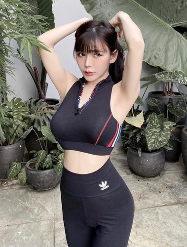 Đồ tập diện trên người hot girl gợi cảm Amanda cũng vô cùng bắt mắt, khiến người nhìn ngưỡng mộ, không tiếc lời tán dương.