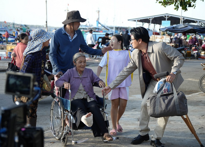 Nguoi me “sieu nhan” cua Lat mat 7, dinh tu phim den doi