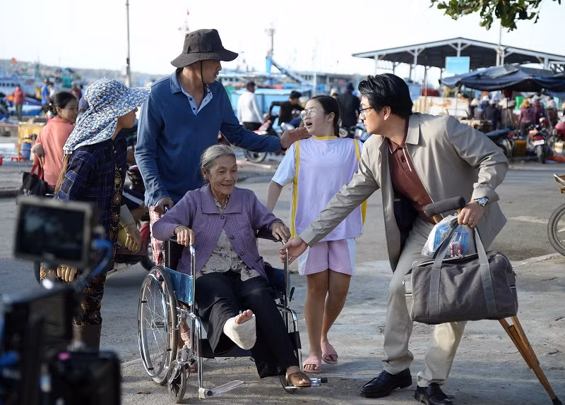 Nguoi me “sieu nhan” cua Lat mat 7, dinh tu phim den doi