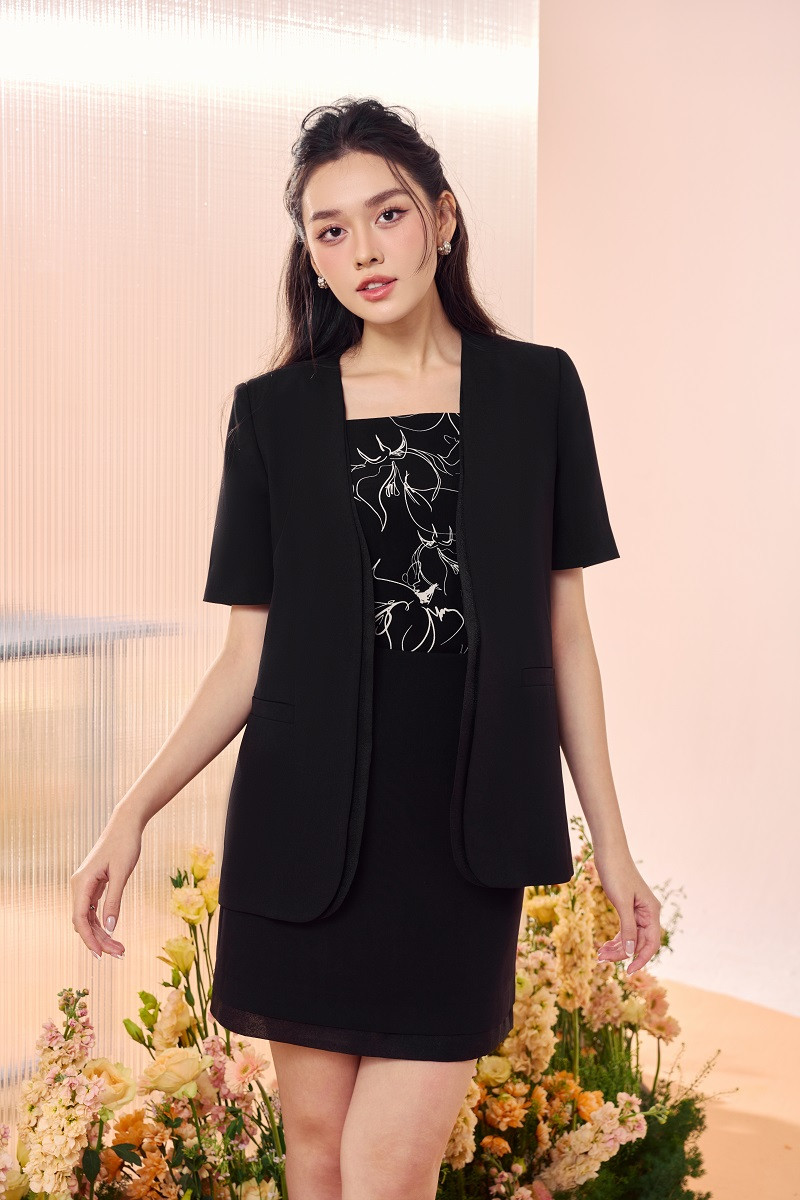 Áo blazer là thiết kế hoàn hảo dành cho các cô nàng công sở. Trang phục trẻ trung, cá tính nhưng vẫn giữ được nét lịch sự, duyên dáng. Không chỉ riêng quần short mà chân váy ngắn cũng là một lựa chọn hoàn hảo khi kết hợp cùng áo blazer để tạo nên nét đẹp thanh lịch, năng động.