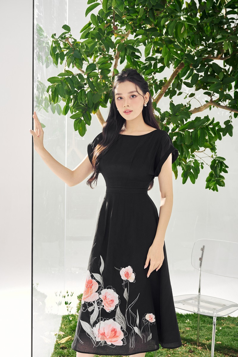 Nàng á hậu cũng thu hút mọi ánh nhìn khi diện lên mình chiếc đầm đen đầy sang trọng. Họa tiết in hoa tinh tế và nổi bật giúp cô nàng tự tin khoe sắc rực rỡ.