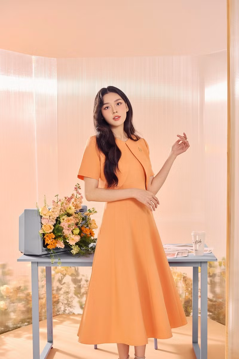 Ngập tràn năng lượng trong set đầm thiết kế với sắc cam ngọt ngào. Á hậu Tường San đẹp tựa như một bông hoa rực rỡ đang khoe sắc dưới ánh bình minh.