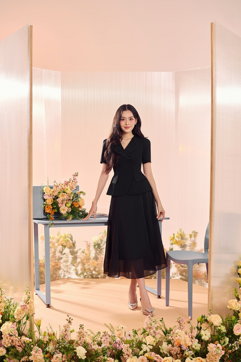 Một chút cổ điển làm tăng thêm sức hấp dẫn của các tín đồ thời trang đam mê vẻ đẹp thanh lịch được thể hiện qua set áo vest kết hợp cùng chân váy xòe nhẹ nhàng.