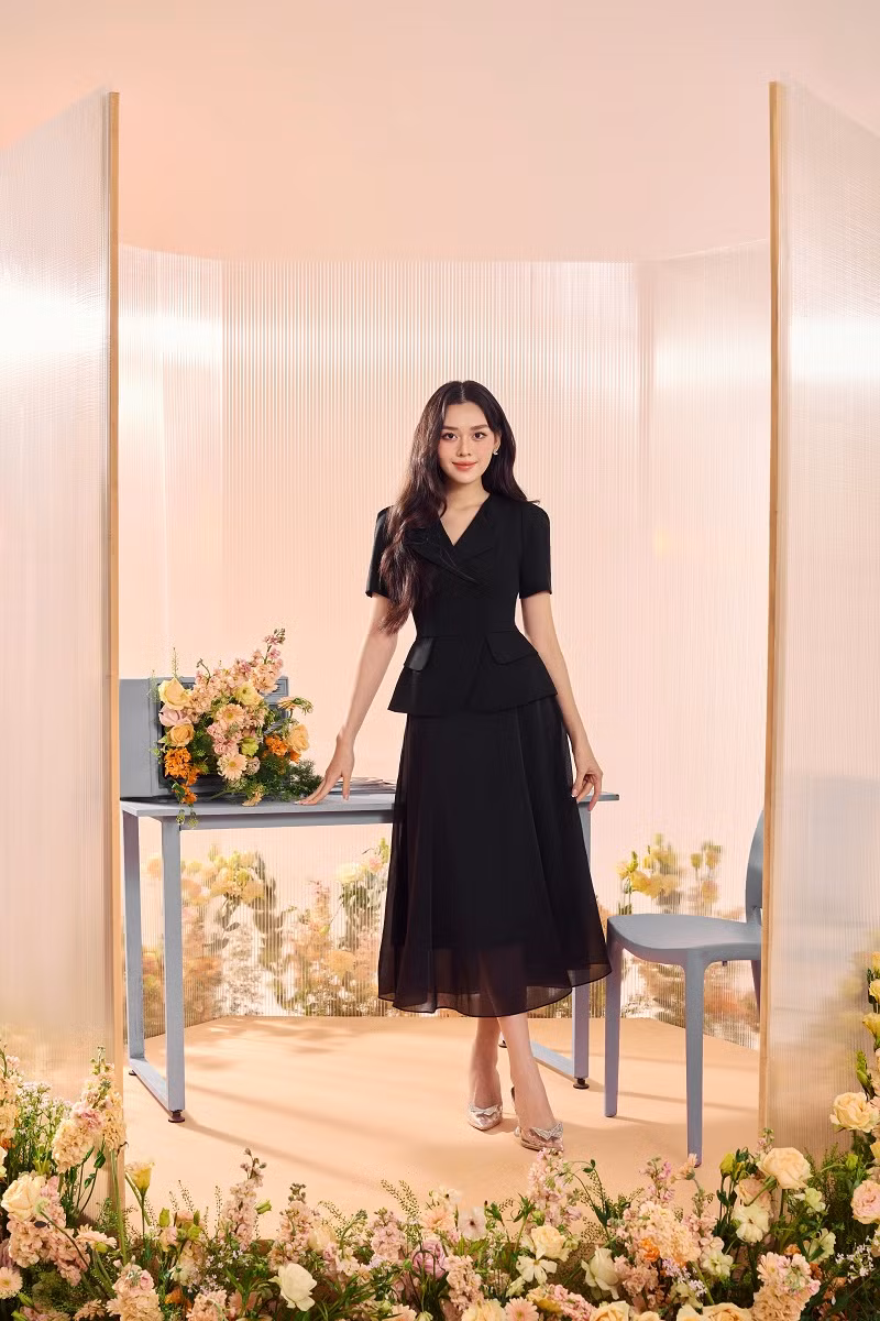 Một chút cổ điển làm tăng thêm sức hấp dẫn của các tín đồ thời trang đam mê vẻ đẹp thanh lịch được thể hiện qua set áo vest kết hợp cùng chân váy xòe nhẹ nhàng.